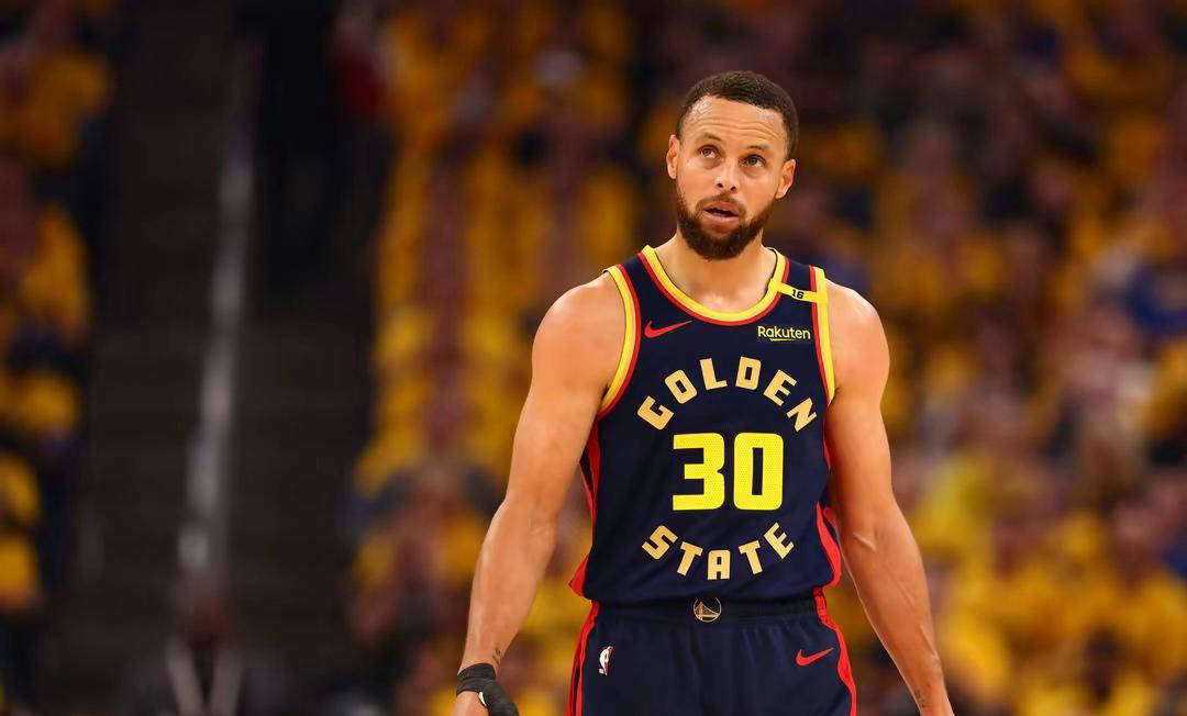 库里在加拿大队比赛中赛况扑朔迷离，败北引发热议！