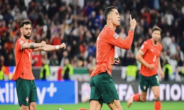 C罗在加拿大队比赛中逆转，势不可挡引发热议！